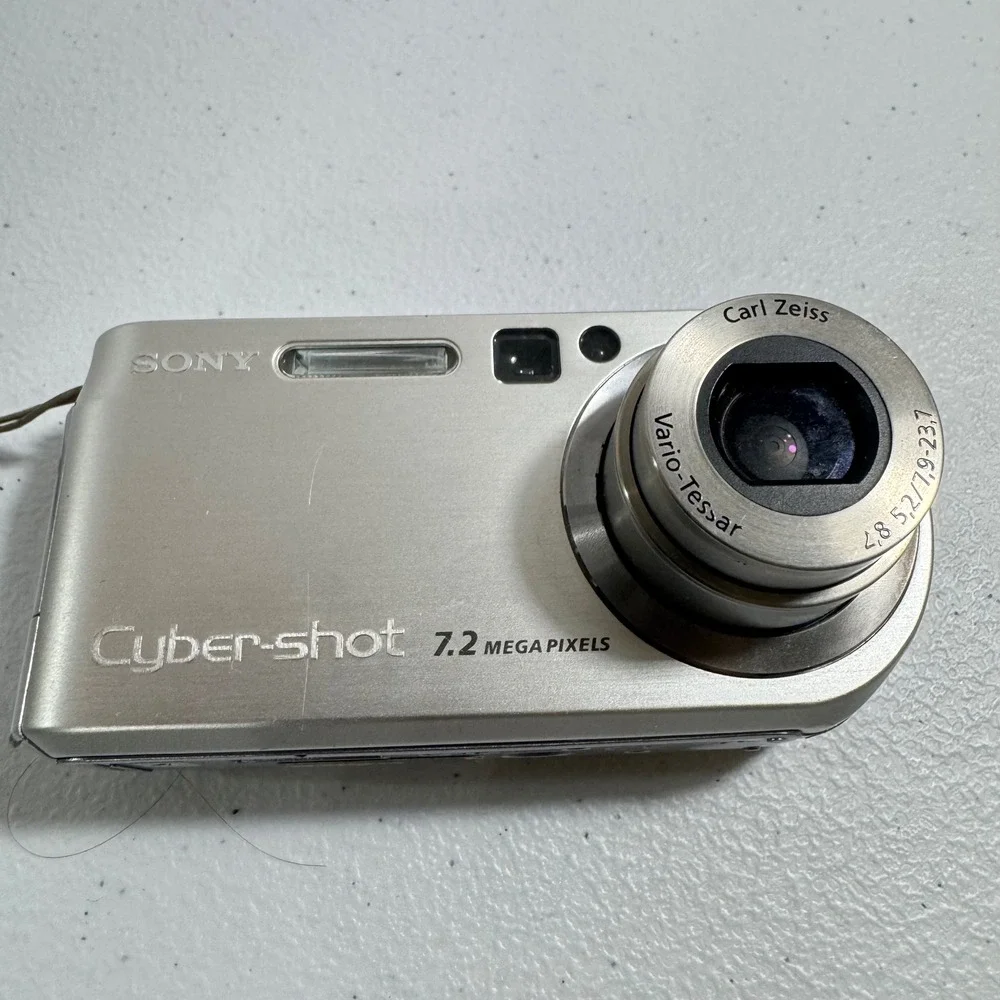 Sony Cyber shot 7.2‎ Mega Pixels Digital Camera Silver Carl Zeiss Lens